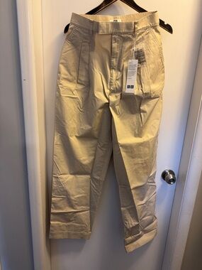 Uniqlo women’s  Light Beige Pleated Cotton Chinos